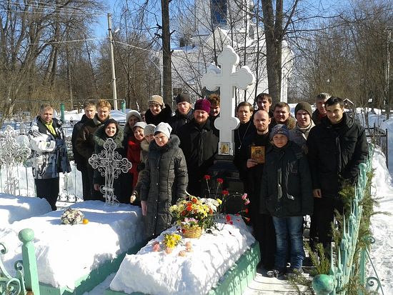 Протоиерей Алексий Сорокин с прихожанами у могилы св. прав. Александра Вологодского (Баданина)
