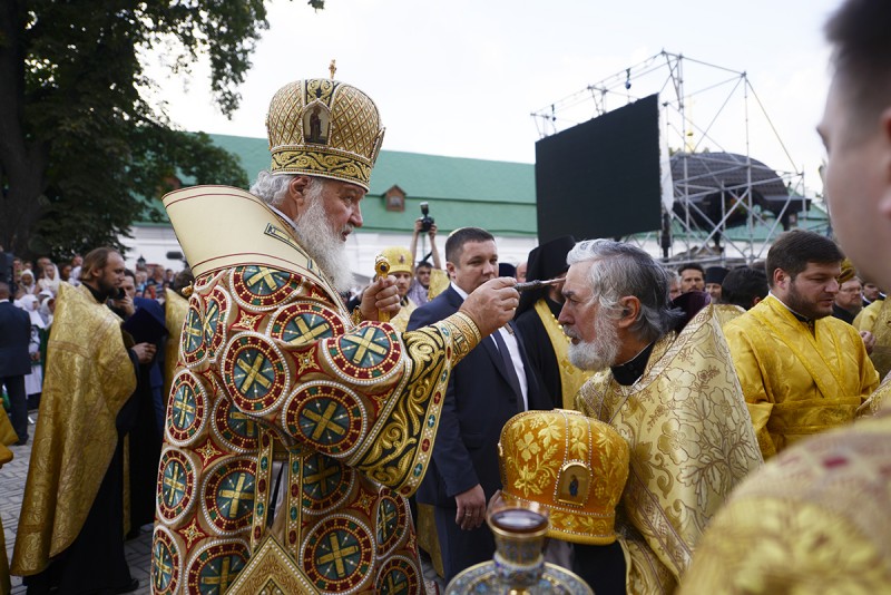 Помазание елеем во время всенощного бдения. Фото: Пресс-служба Патриарха Московского и всея Руси