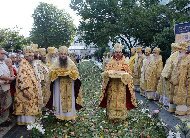 Перед началом литургии. Торжественная встреча в Лавре. Фото: Пресс-служба Патриарха Московского и всея Руси