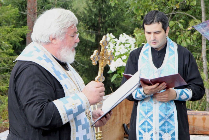 Archbishop Leo and vicar Bogdan Grosu in blessing ceremony.