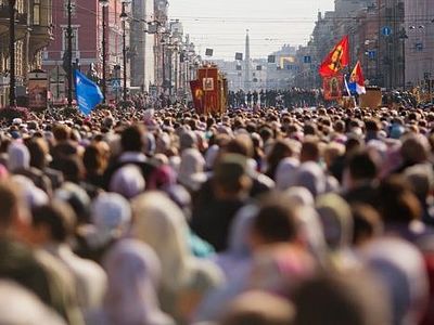 Крестный ход в Санкт-Петербурге в год 300-летия Александро-Невской лавры