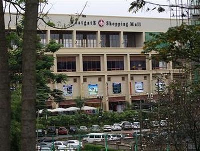 Gunfire at besieged Kenyan mall, Islamists threaten hostages