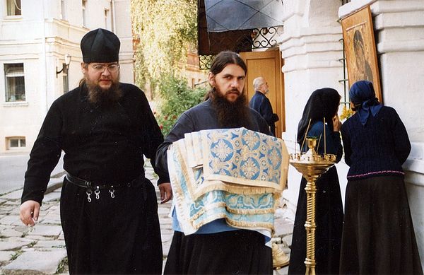 Во время послушания в ризнице. Иеродиакон Макарий(Лободюк) (1972 - 2010) и отец Клеопа