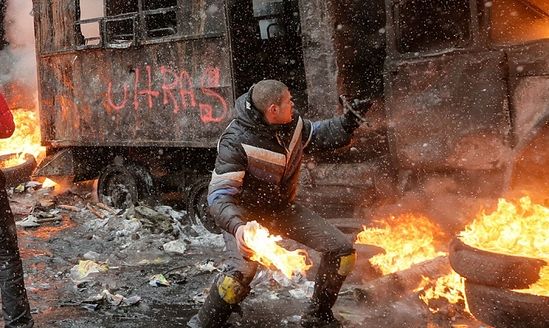 Участники беспорядков в Киеве.