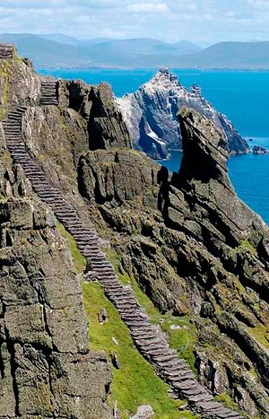 Каменная лестница ведущая на вершину обрыва, на котором расположен монастырь на острове Скеллиг Майкл
