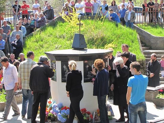 У памятника жертвам бомбардировок НАТО в Мурино. 30 апреля 1999 г. в результате нападения здесь погибли 6 мирных жителей, включая 3 детей.