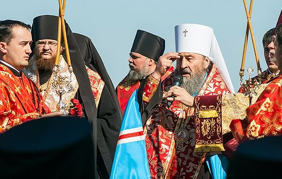 На фото: митрополит Онуфрий служит литию по воинам, погибшим на Великой Отечественной. 8 мая 2014 г. 