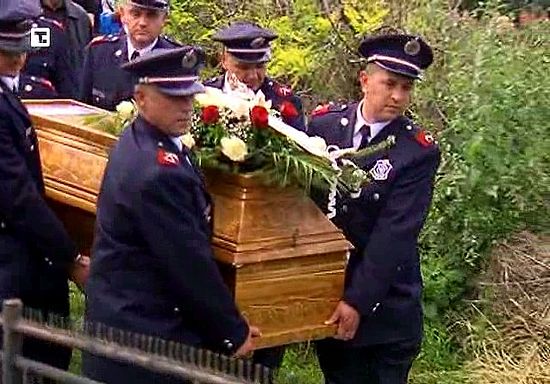 Похороны погибшего при спасении людей пожарного Деяна Лазаревича. 18 мая 2014 г.