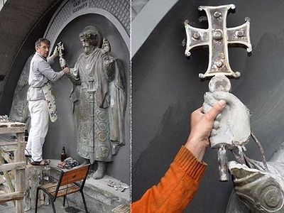 Vandalized monument to St. Vladimir being restored in Kiev