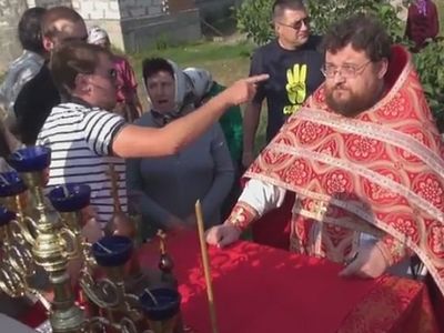 Extremists leaning on altar table heckle priest at Orthodox church near Kiev (+video)