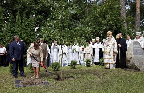President Komorowski and First Lady Anna plant Oak of Freedom in Grabarka: photo - PAP/Artur Reszko
