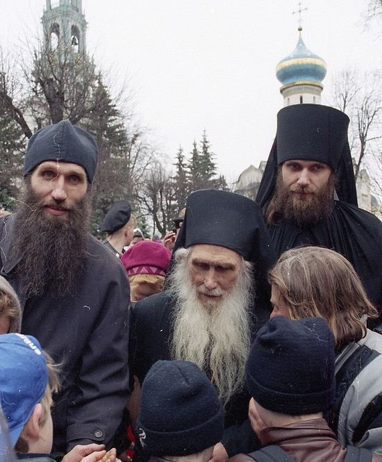 Отец Кирилл (Павлов) в окружении паломников