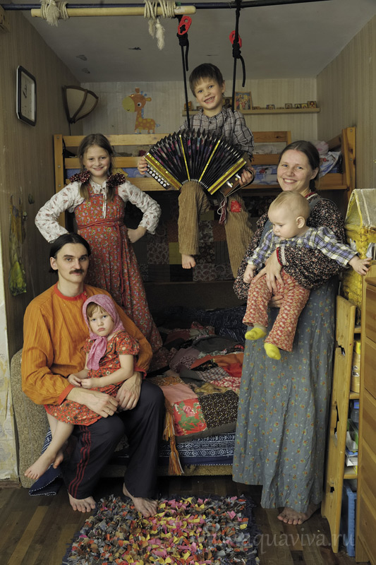 Семья Полежаевых: Андрей, Наталья; дети: Екатерина (9 лет), Александр (6 лет), Мария (3 года), Фёдор (1 год)