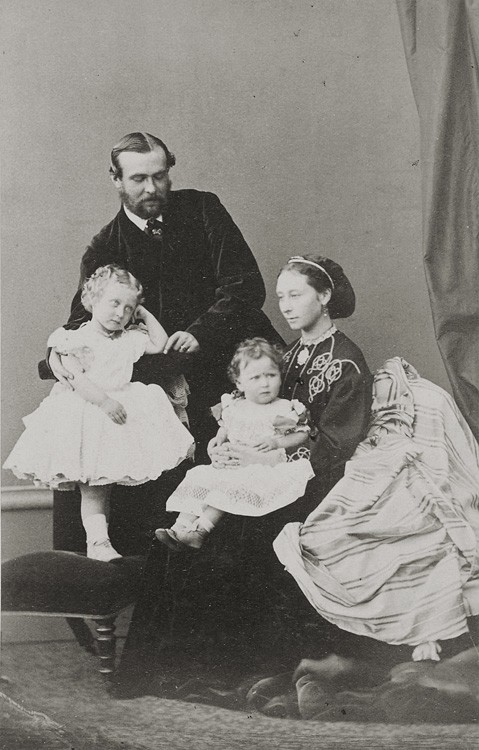 1865 г. Герцог Людвиг IV Гессенский с супругой и детьми Викторией и Елизаветой