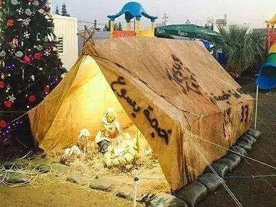 Рождество Христово в изгнании: в лагере беженцев из Ирака установили вертеп