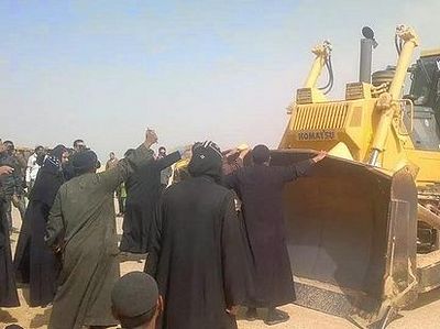 Снос коптского монастыря в Египте: монахи своими телами преградили путь бульдозерам (ФОТО)
