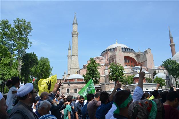 В Турции прошел митинг с требованием превращения храма Святой Софии в мечеть