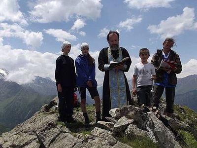 Благодарственный молебен на вершине горы Тотур: Выше радуги и вертолета (ВИДЕО)