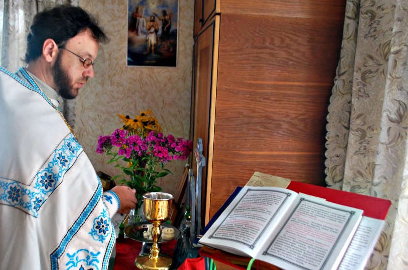 Раскольники продолжают терроризировать семью священника из Угринова