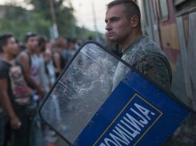 Македония: полиция отогнала многотысячную толпу мигрантов слезоточивым газом