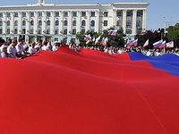 В Крыму развернули гигантский флаг России, подаренный митрополитом Мексиканским Антонием