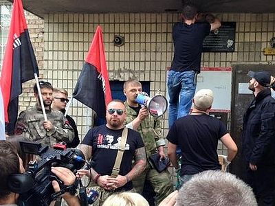 Киев: «Правый сектор» сорвал доску Олесю Бузине и установил свою - обвиняемым в его убийстве