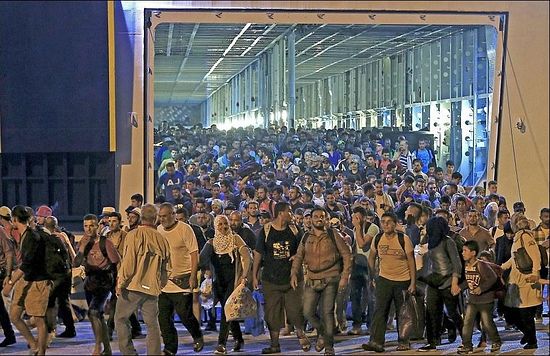 Тысячи мигрантов выходят из трюма парома, прибывшего в столицу Греции — Афины