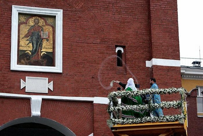 Патриарх Кирилл освящает надвратную икону на Спасской башне Московского Кремля 28 августа 2010 г.