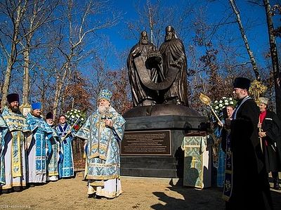 В епархиальном центре Восточно-Американской епархии освящен памятник Воссоединению Русской Православной Церкви