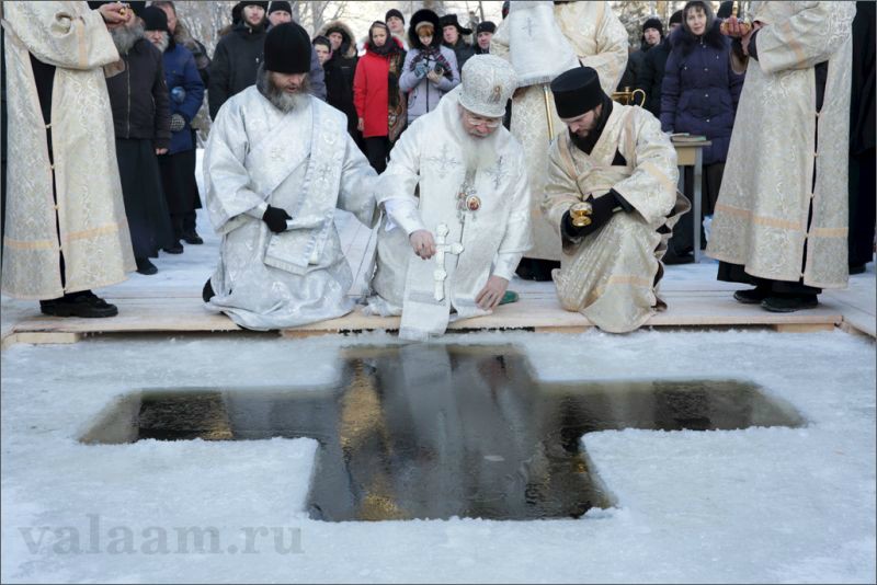 Наместник Валаамского монастыря епископ Троицкий Панкратий освящает воды