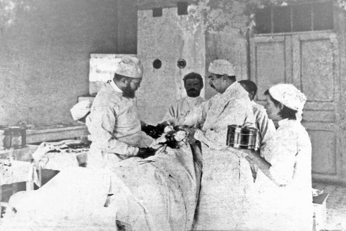 Профессор Войно-Ясенецкий оперирует пациента. Хирургическое отделение городской больницы в Ташкенте. 1917