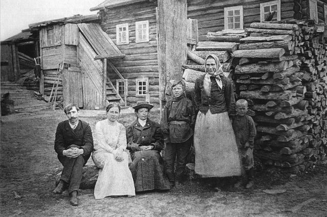 Александр Грин с первой женой Верой в деревне Великий Бор под Пинегой, 1911 г.