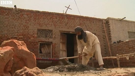 Мусульмане помогают общине христиан строить церковь