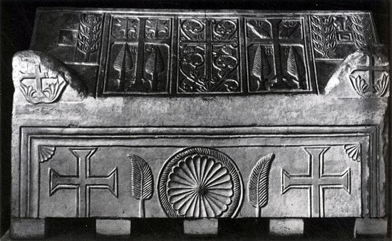 Археологи нашли в новгородском монастыре саркофаги XII века