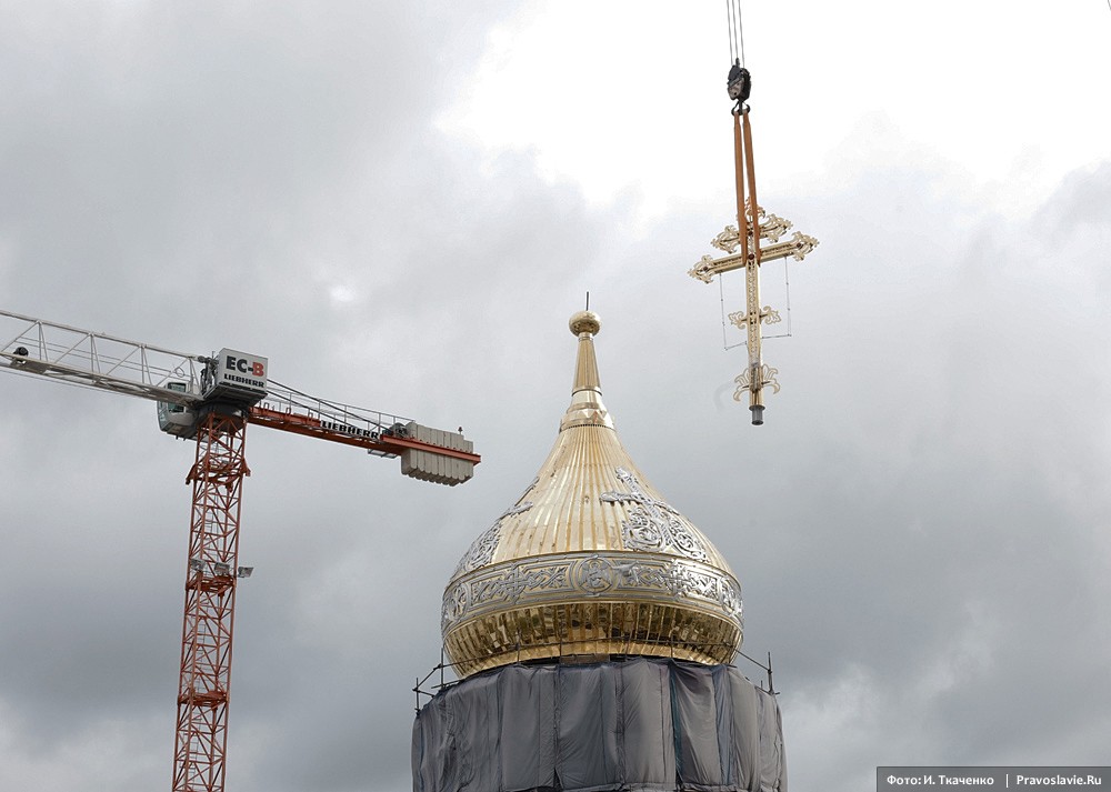  Подъем купола на новый храм Сретенского монастыря