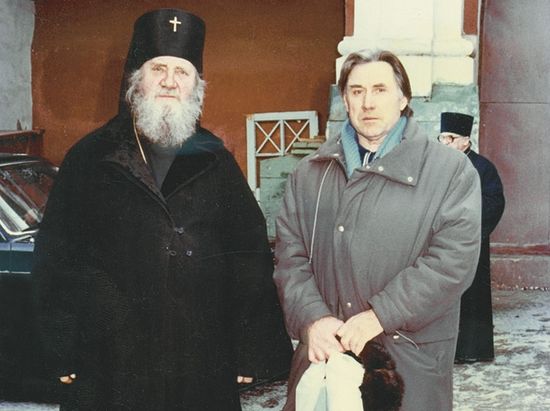 Архиепископ Пимен и В.Г. Аникеев у Свято-Троицкого собора Саратова
