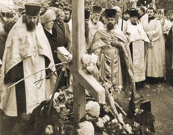 Погребение архиепископа Пимена за алтарем Свято-Троицкого собора. Саратов, 12 декабря 1993 г.
