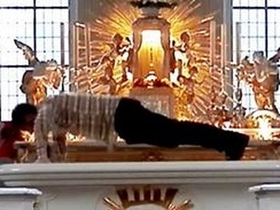 German “artist” fined 700 euros for altar push-ups