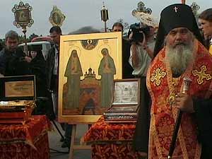 Архиепископ Вениамин встречает святые мощи в аэропорту Владивостока