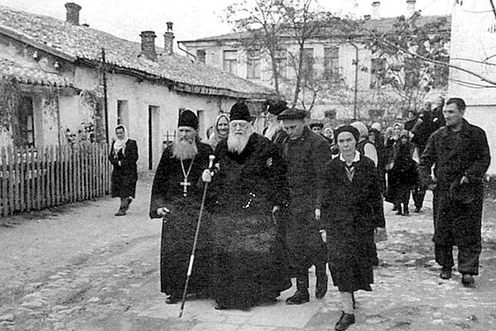 Архиепископ Лука после службы у собора Святой Троицы. Симферополь. 1953 г.