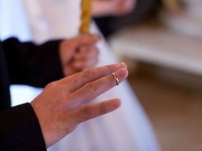 Почему священники не носят обручальные кольца?