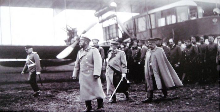 Император Николай II со свитой и авиаконструктор Игорь Иванович Сикорский после осмотра первого в мире многомоторного пассажирского самолета «Гранд». Июль 1913 г.