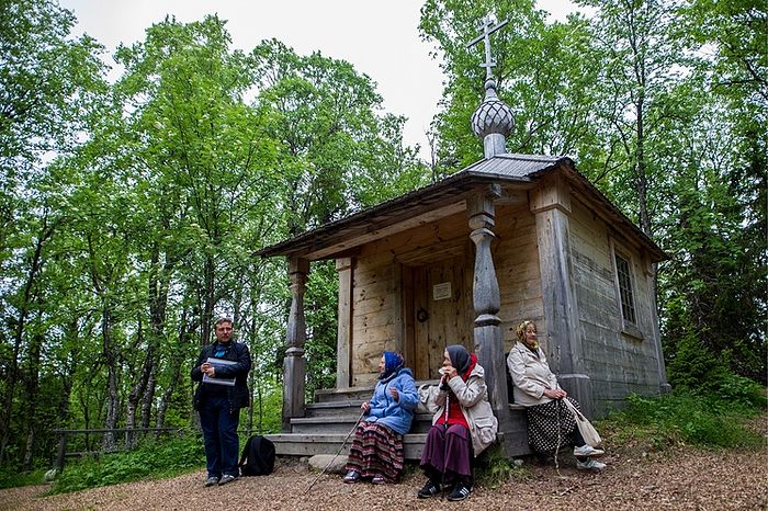 Паломники возле часовни на месте первого поселения Елеазара Анзерского. Фото: Сергей Бобылев/ТАСС