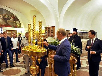 Председник Русије Владимир Путин посетио храм Светог кнеза Владимира