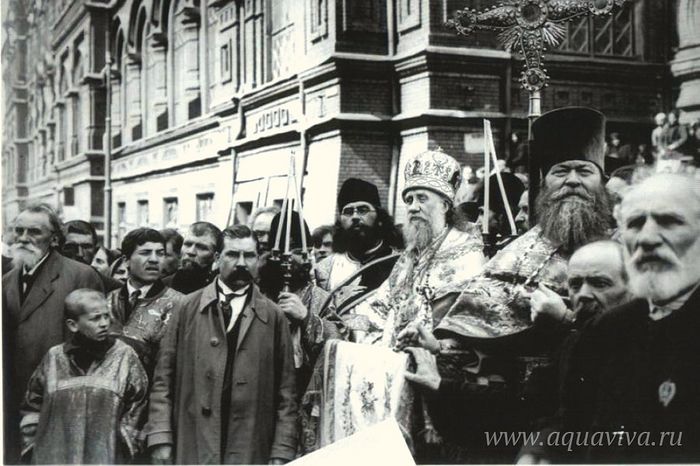​Патриарх Тихон на фоне Московского епархиального дома