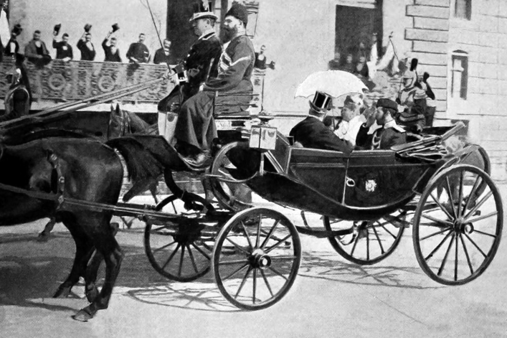 Император Николай II с супругой и президент Франции Фор на улицах Парижа, 1896 г.