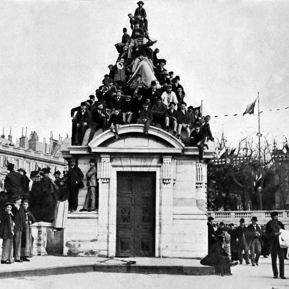 Парижане в ожидании императора Николая II и императрицы Александры, 1896 г.