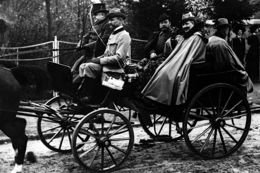 Кайзер Вильгельм II на прогулке с императором Николаем II. Берлин, 1900 г.