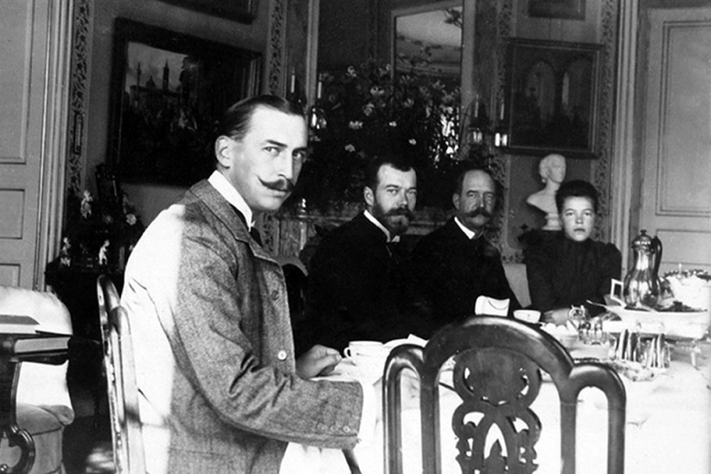 Принц греческий Николай, император Николай II, король Греции Георг I, Великая княгиня Ольга Александровна. Дворец Бернсторф, Дания.