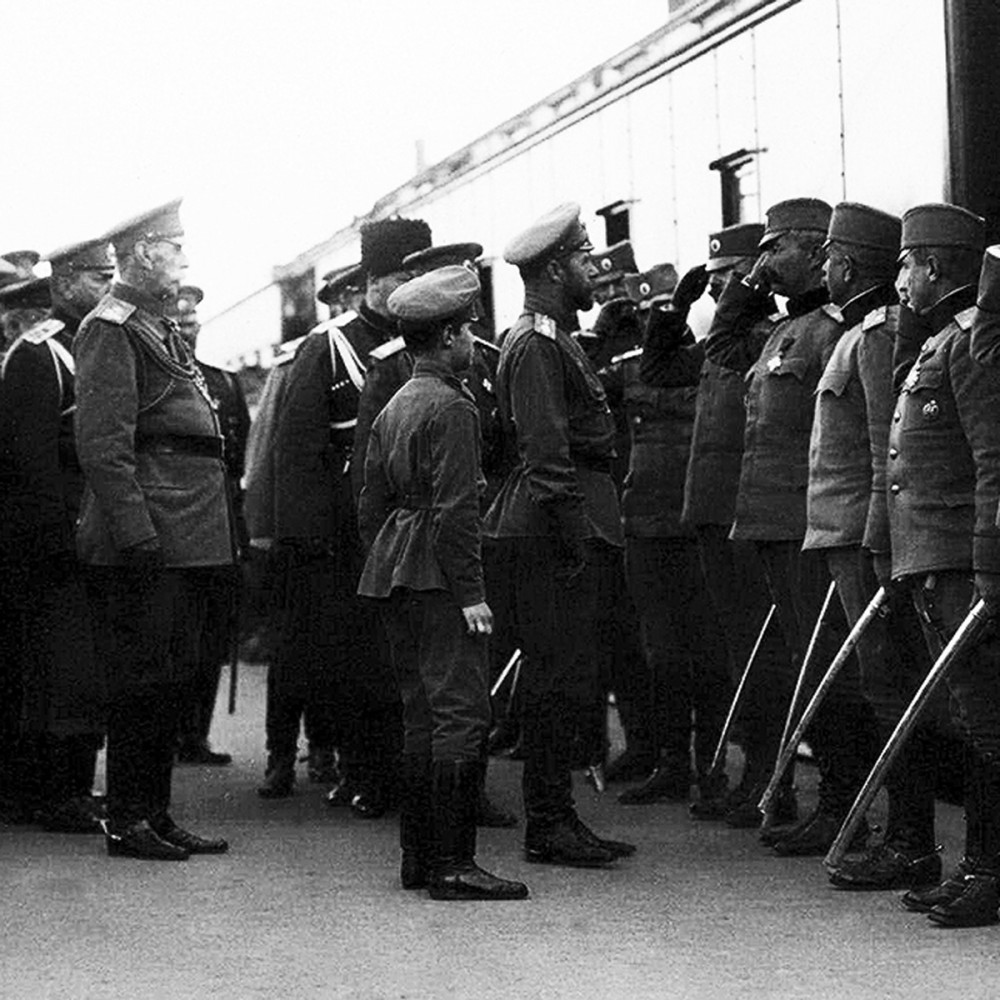 Император Николай II и офицеры 1-й Сербской добровольческой дивизии. Одесса, июнь 1916 г.